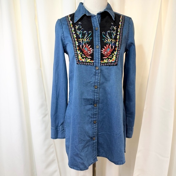 HOLDING HORSES Tops - NWT HOLDING HORSES Chambray Denim Button Down Shirt w/ Floral Embroidery Size 0